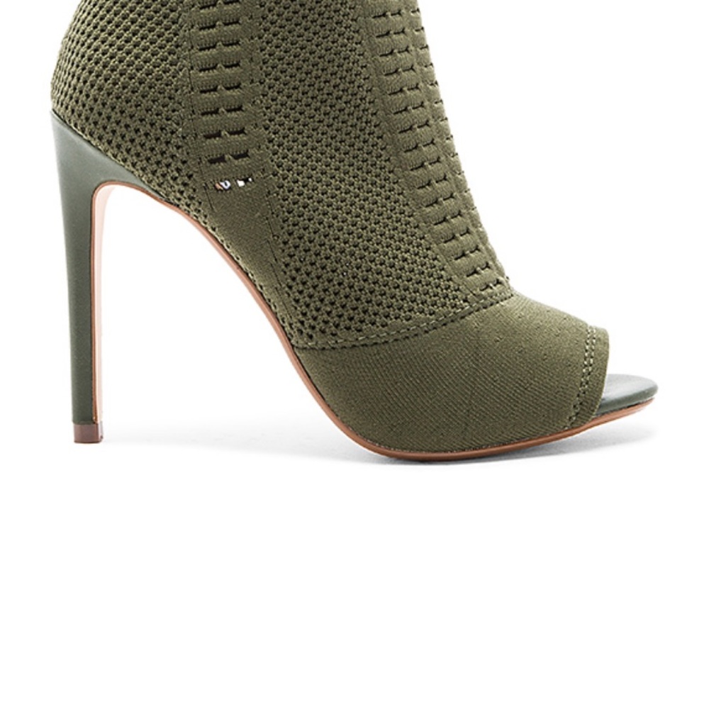 *******SOLD*****Steve Madden stretch bootie